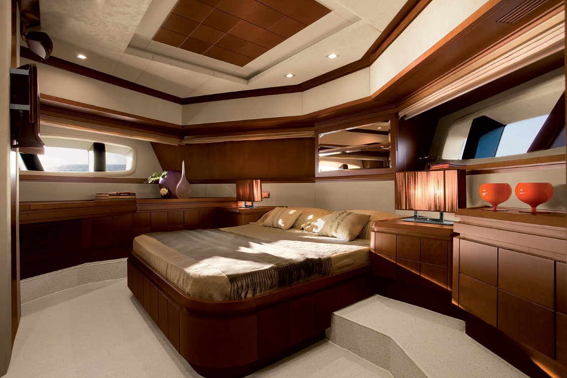 100' Leonardo lifestyle