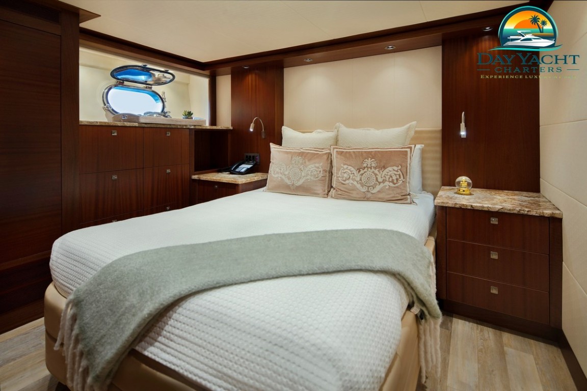 130' Sovereign interior
