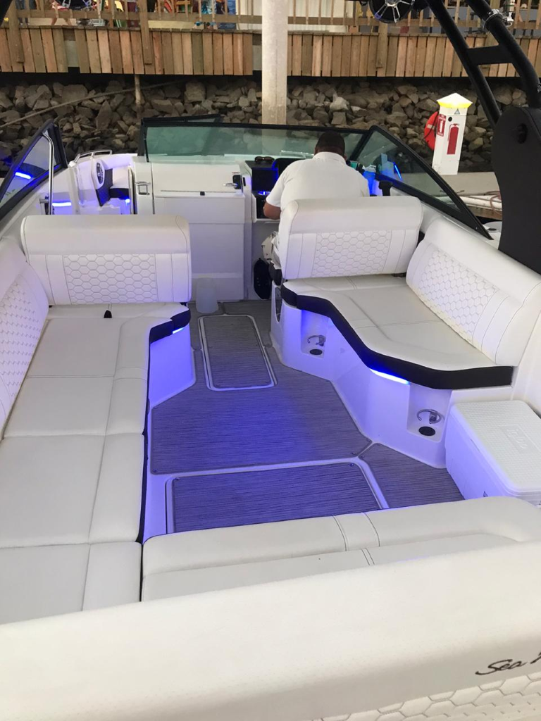 27' Sea Ray cruising