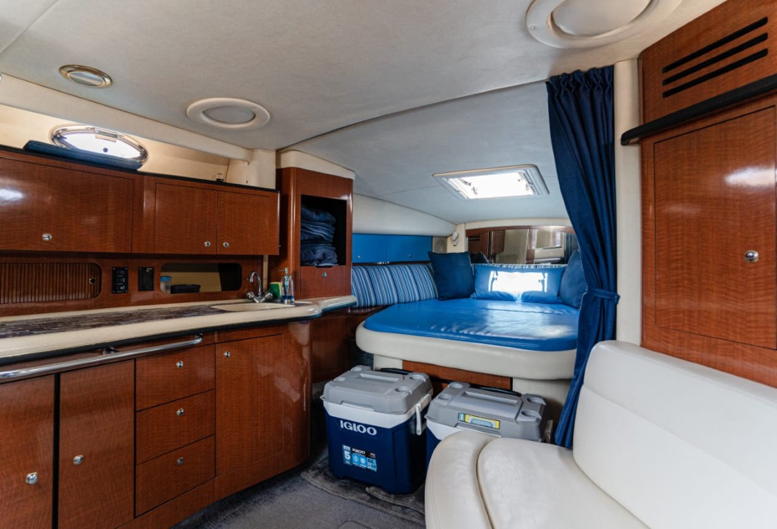 32' Sea Ray interior