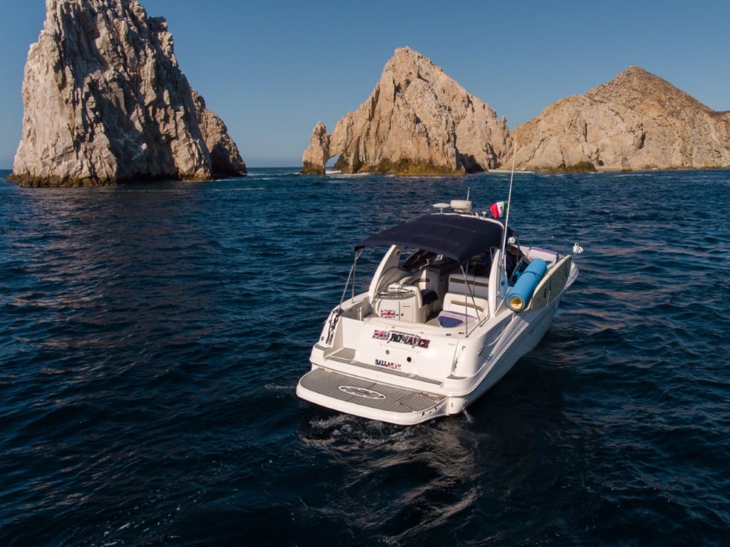32' Sea Ray cruising
