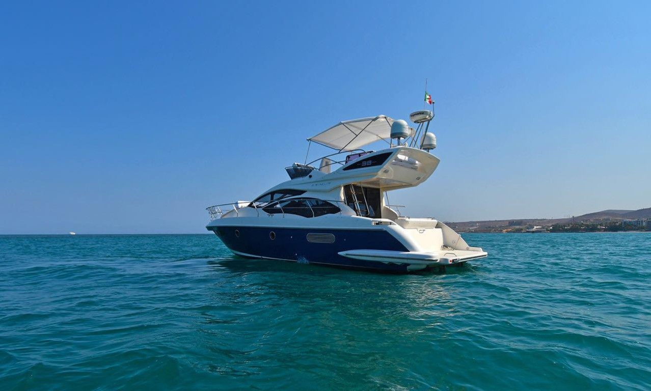 38ft Azimut deck