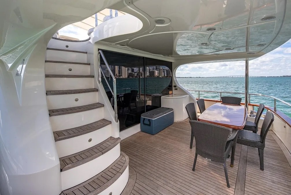80ft Azimut deck